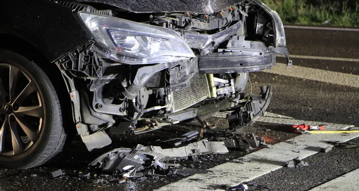 Botsing tussen twee auto's leidt tot flinke schade - Foto 13