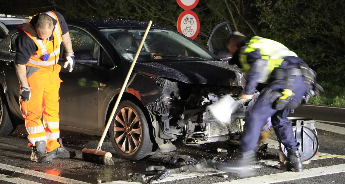 Botsing tussen twee auto's leidt tot flinke schade - Foto 14