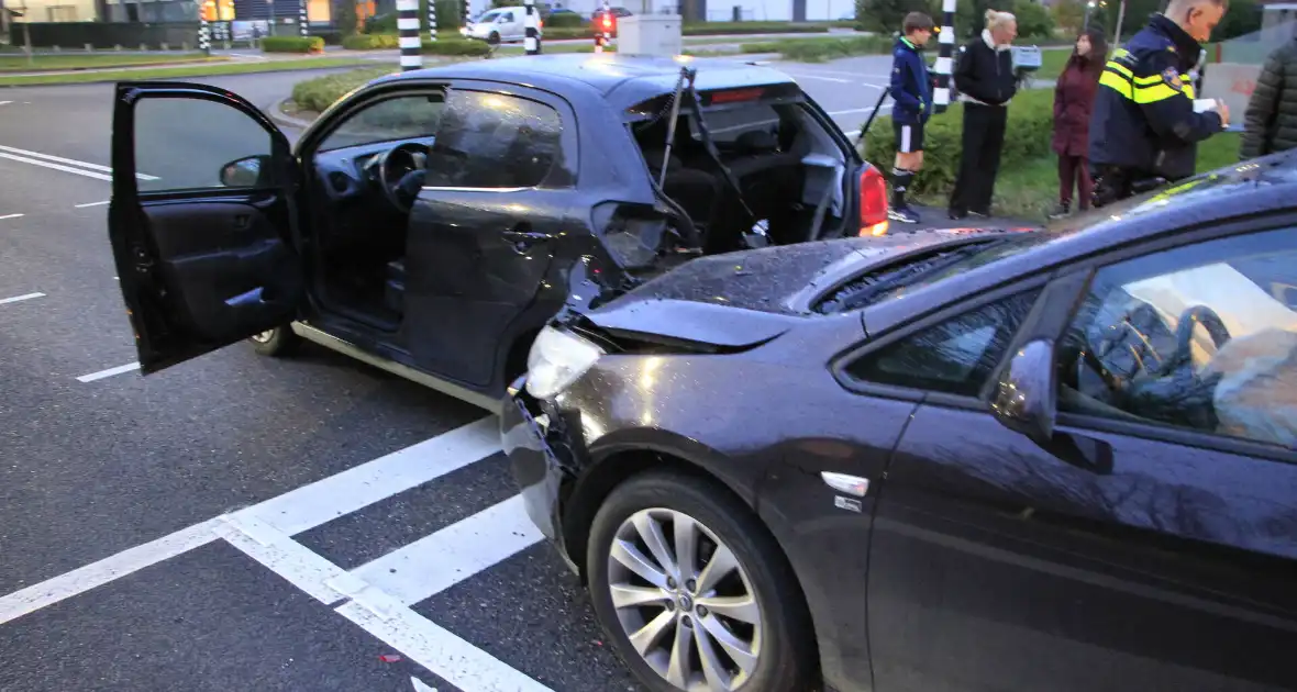 Botsing tussen twee auto's leidt tot flinke schade - Foto 15
