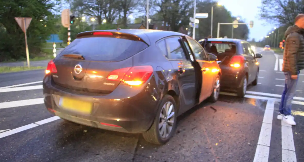 Botsing tussen twee auto's leidt tot flinke schade - Foto 2