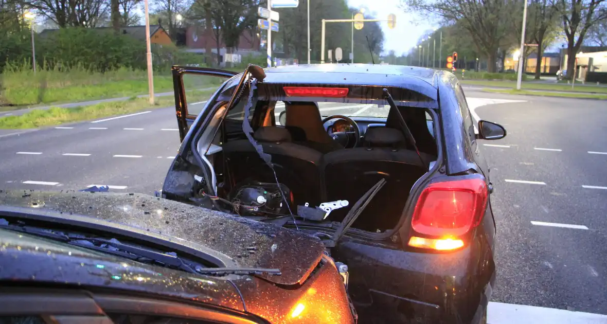 Botsing tussen twee auto's leidt tot flinke schade - Foto 3