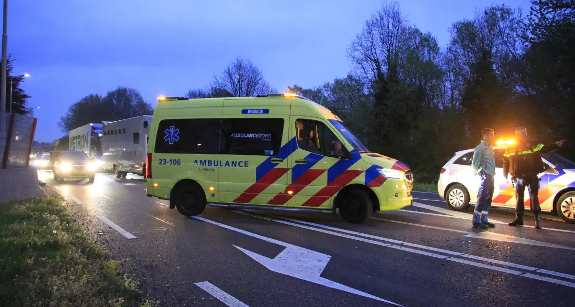 Botsing tussen twee auto's leidt tot flinke schade - Foto 5