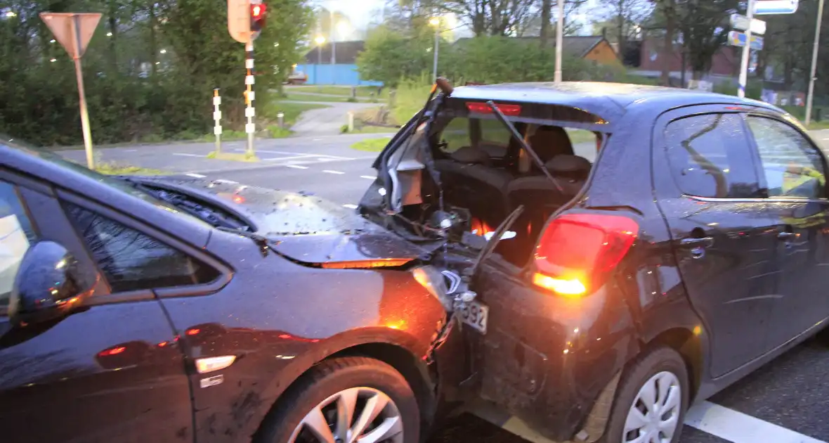 Botsing tussen twee auto's leidt tot flinke schade - Foto 6