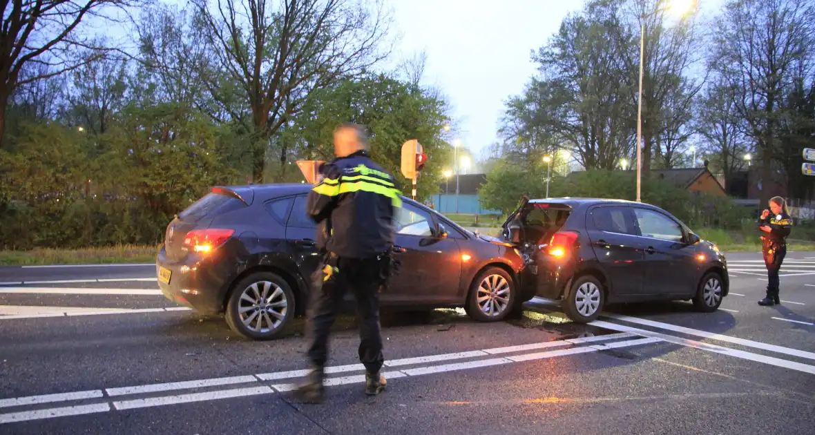 Botsing tussen twee auto's leidt tot flinke schade - Foto 7