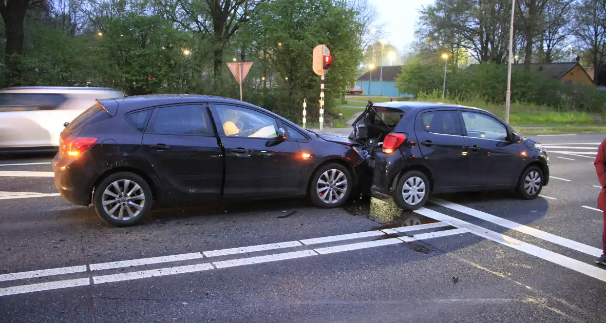 Botsing tussen twee auto's leidt tot flinke schade - Foto 8