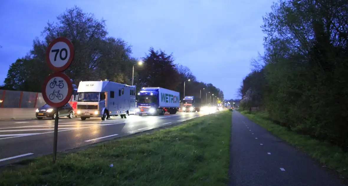 Botsing tussen twee auto's leidt tot flinke schade - Foto 9