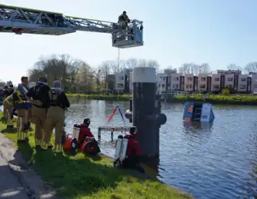 Brandweer redt bezorger uit het water
