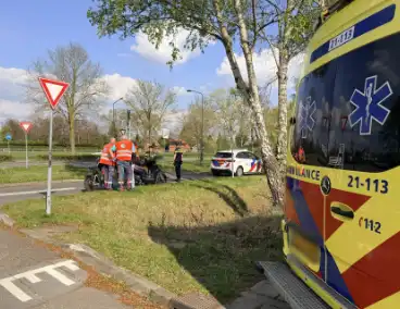 Auto botst op fatbiker en rijdt door