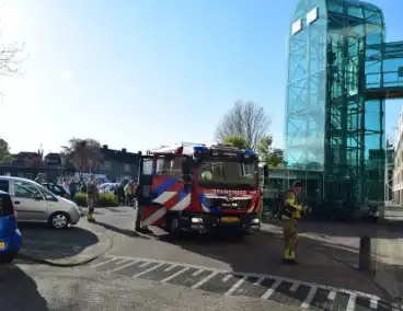 Brandweer onderzoekt rook in flatgebouw