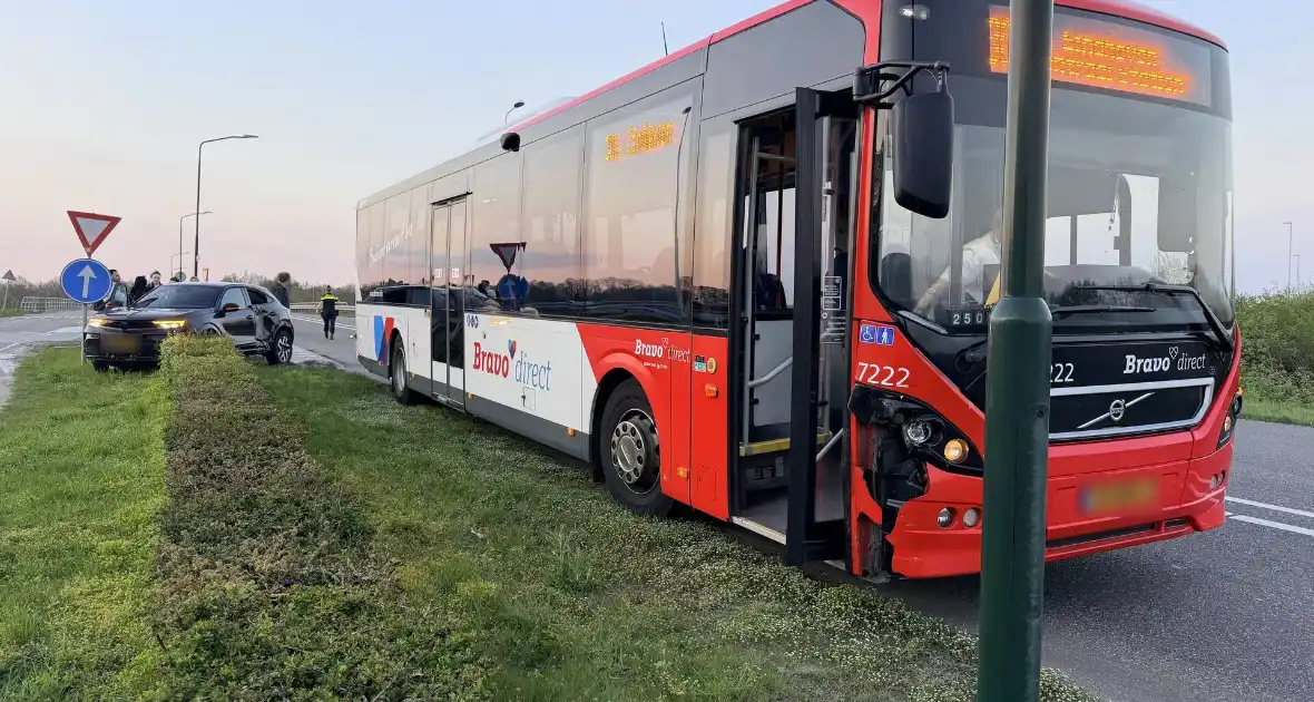 Ongeval tussen stadsbus en auto zonder gewonden - Foto 1