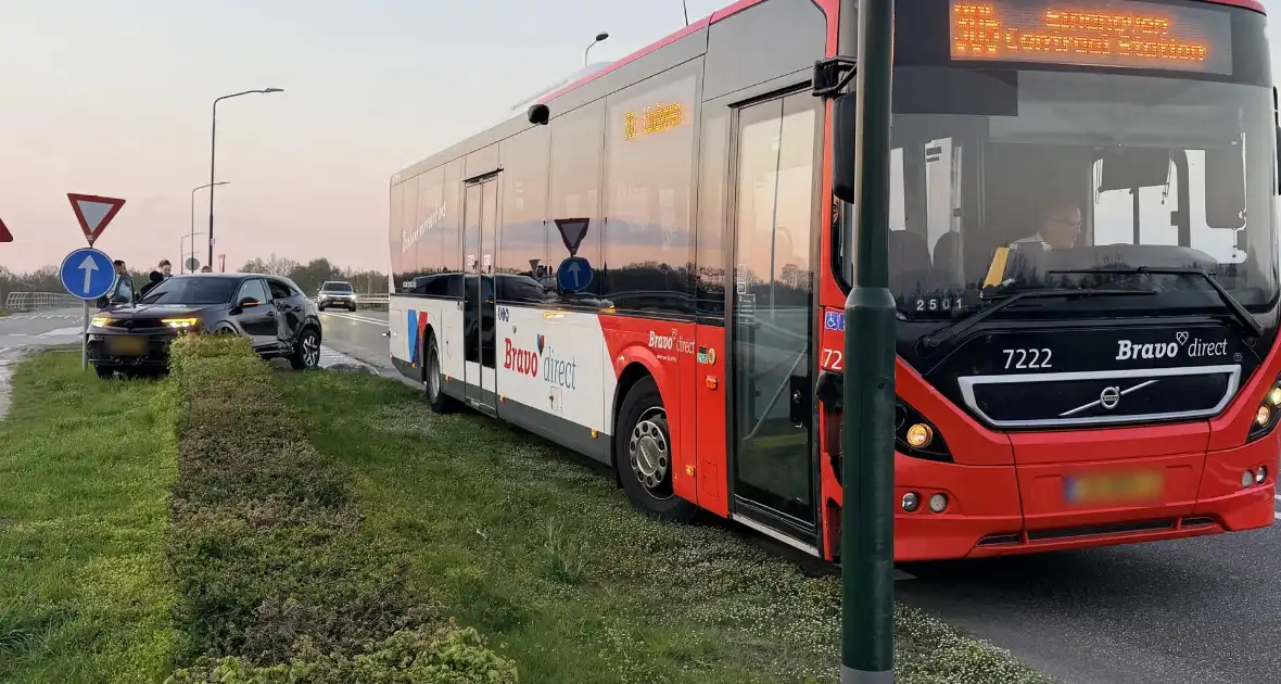 Ongeval tussen stadsbus en auto zonder gewonden - Foto 2