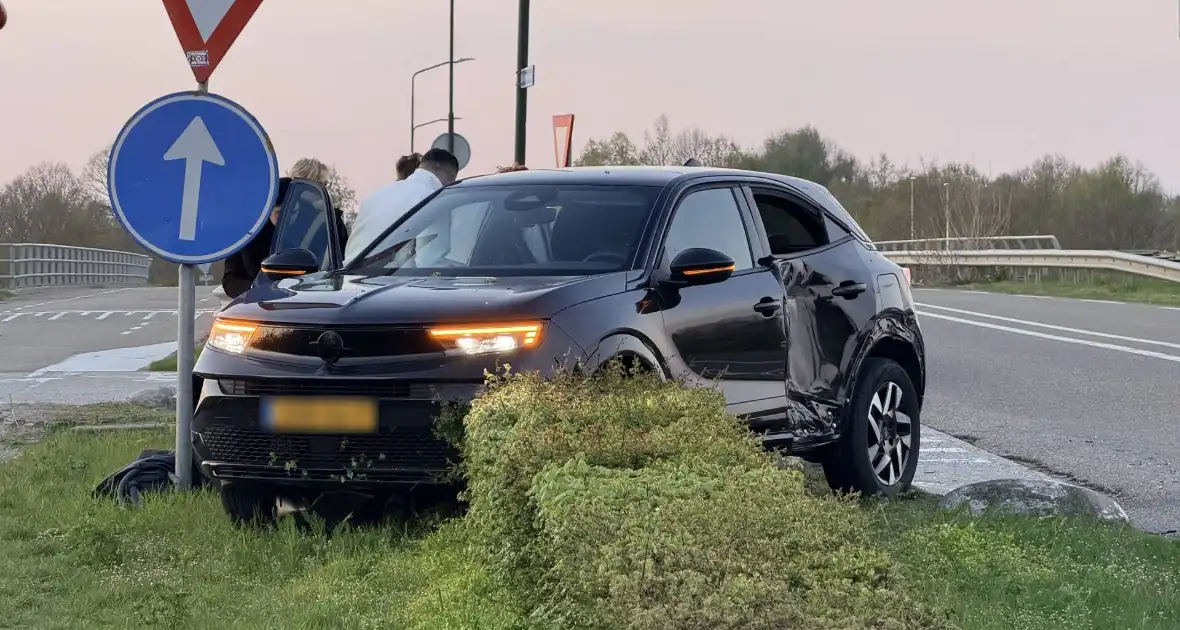 Ongeval tussen stadsbus en auto zonder gewonden - Foto 3