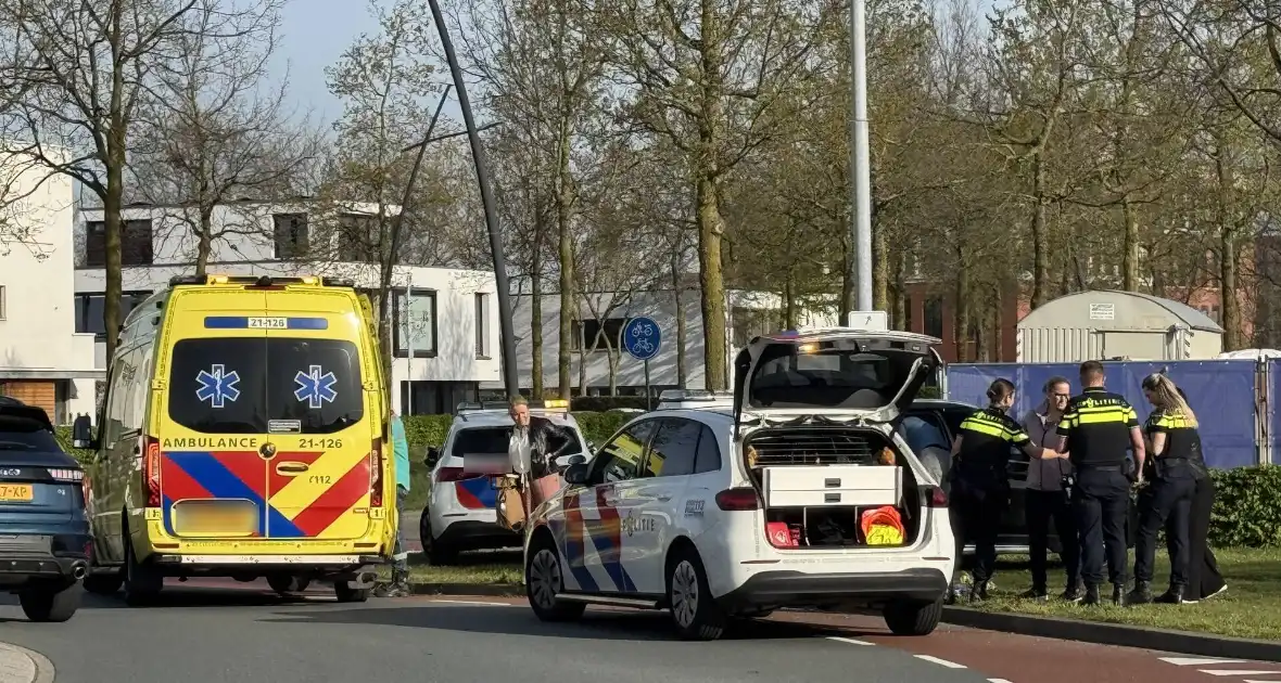 Vrouw op fiets gewond na aanrijding met auto