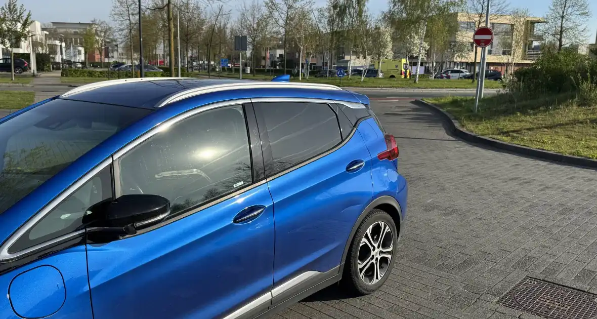 Vrouw op fiets gewond na aanrijding met auto - Foto 1
