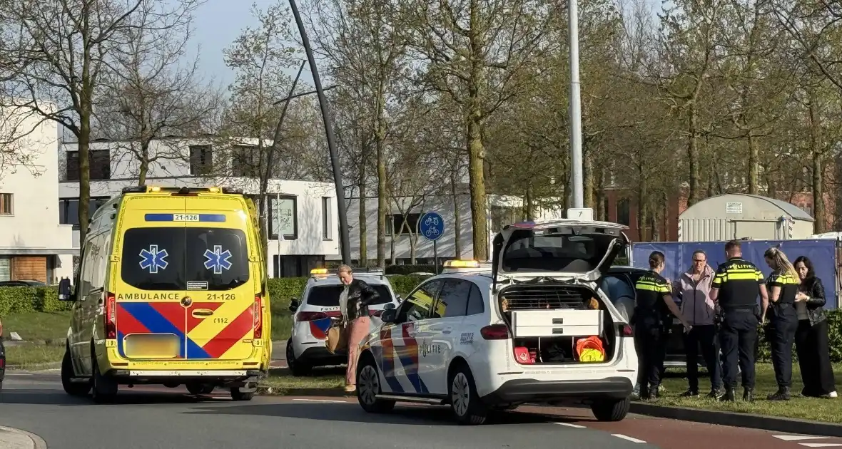 Vrouw op fiets gewond na aanrijding met auto - Foto 2