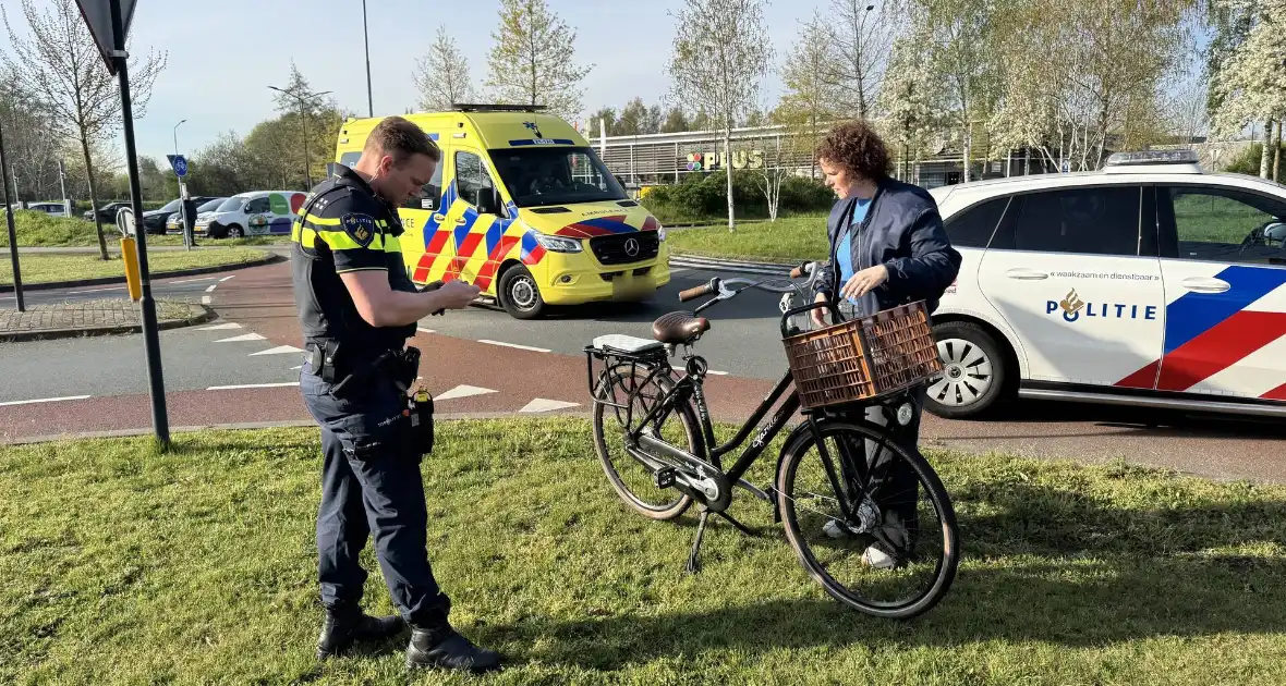 Vrouw op fiets gewond na aanrijding met auto - Foto 3