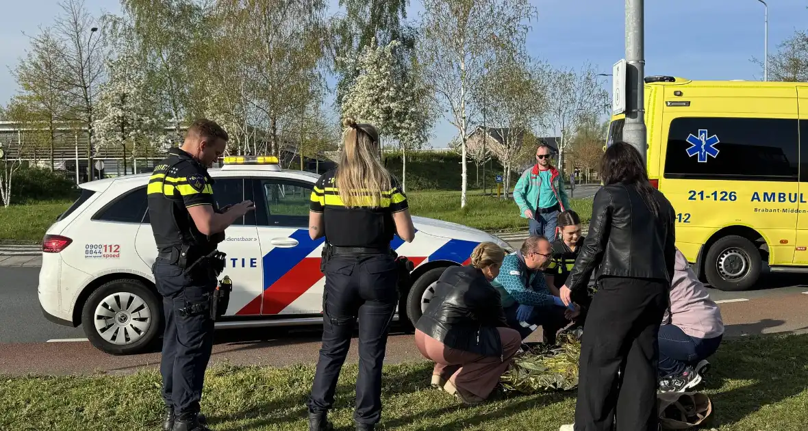 Vrouw op fiets gewond na aanrijding met auto - Foto 4