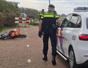 Motorcrosser crasht in struiken na achtervolging