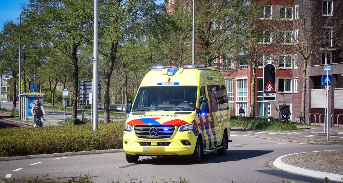 Ongeval tussen auto en motorscooter - Foto 1
