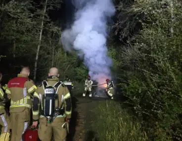 Autobrand in bosgebied volledig verwoest
