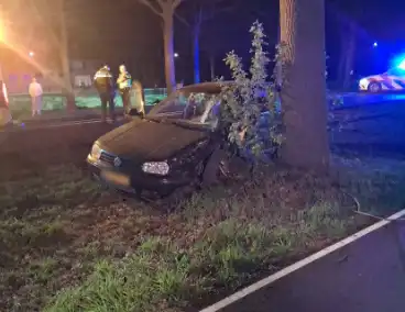 Automobilist klapt op vrachtwagen tijdens inhaalmanoeuvre