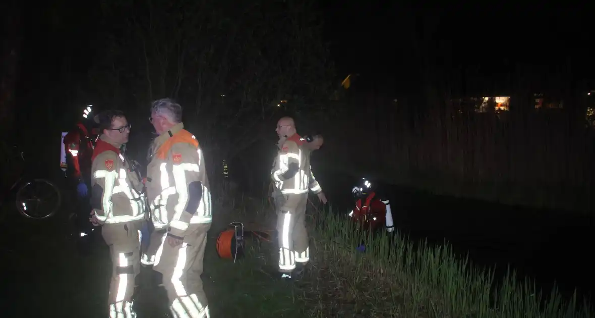 Duikers te water na aantreffen fiets langs waterkant - Foto 16