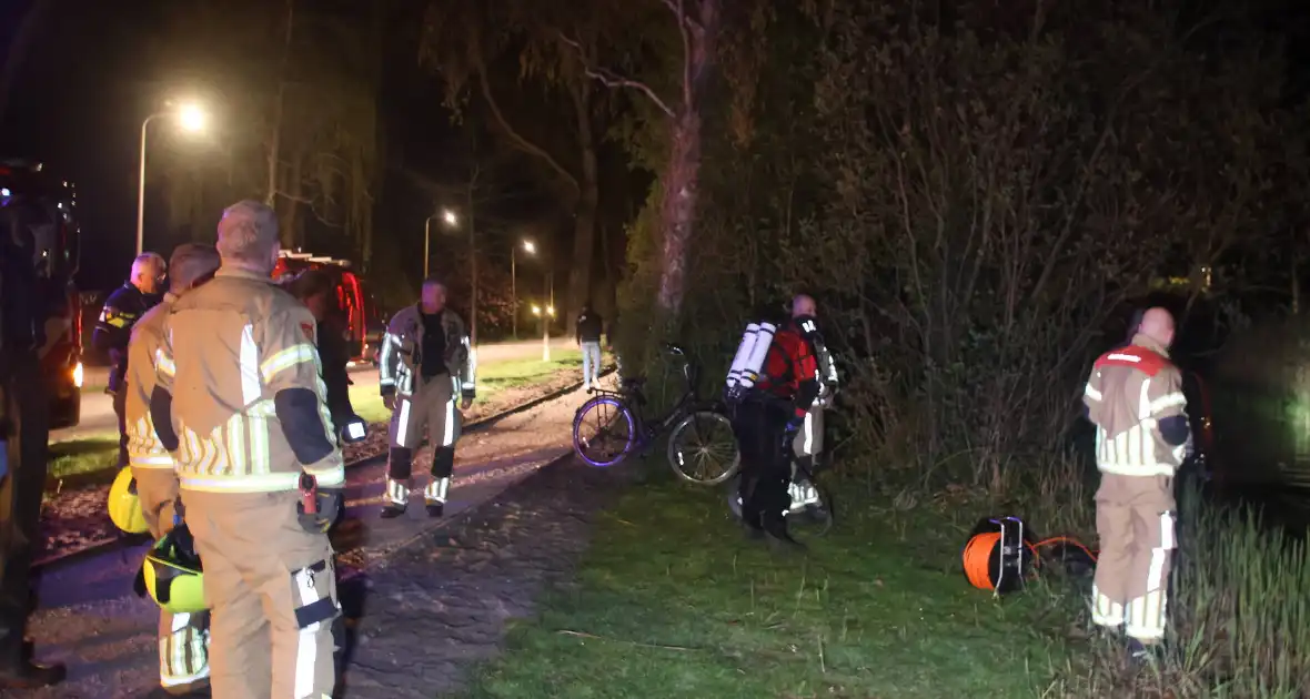 Duikers te water na aantreffen fiets langs waterkant - Foto 17