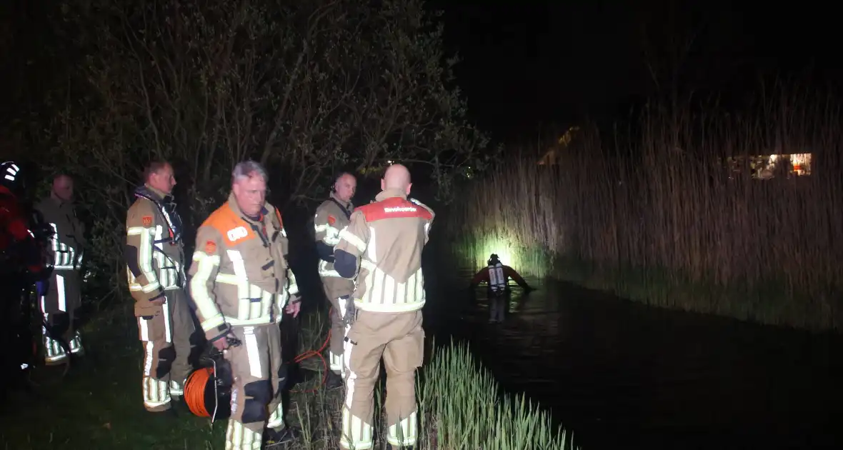Duikers te water na aantreffen fiets langs waterkant - Foto 18