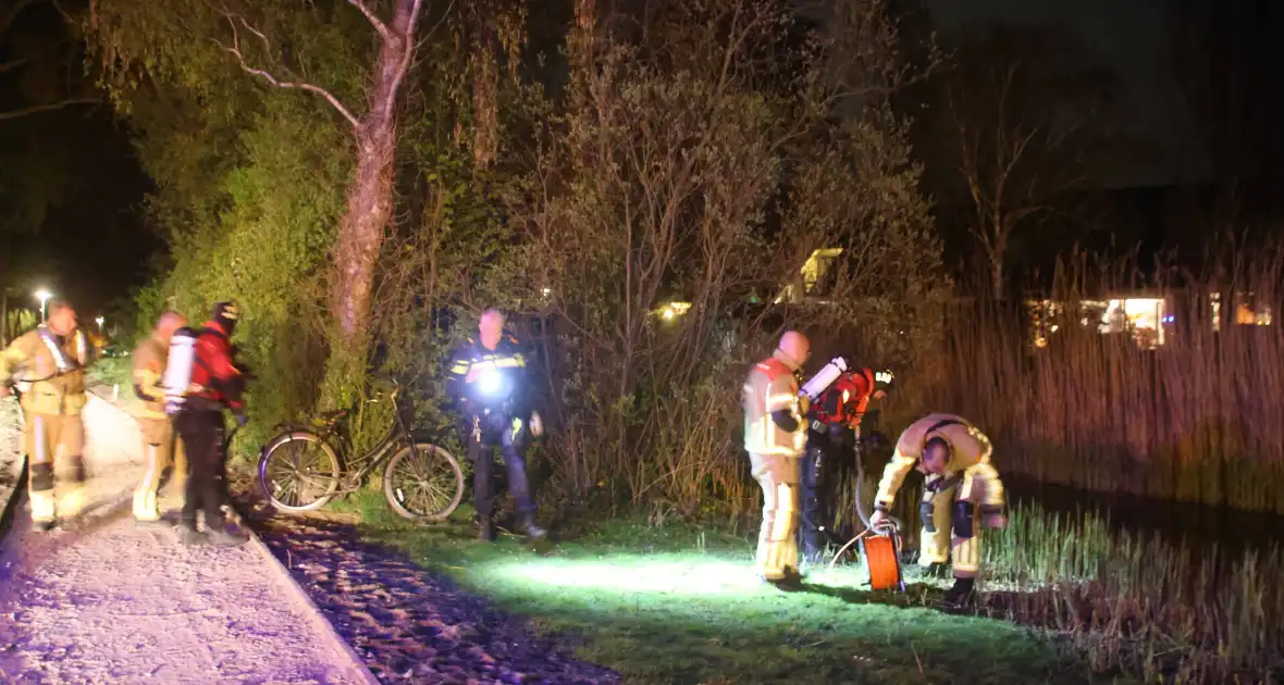 Duikers te water na aantreffen fiets langs waterkant - Foto 19