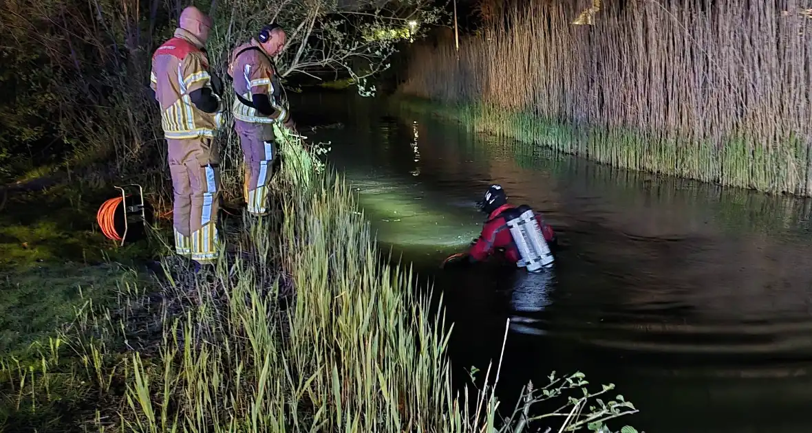 Duikers te water na aantreffen fiets langs waterkant - Foto 4