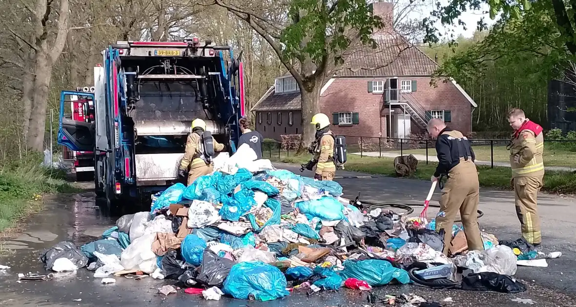 Lading in vuilniswagen vat vlam