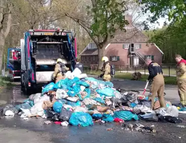 Lading in vuilniswagen vat vlam