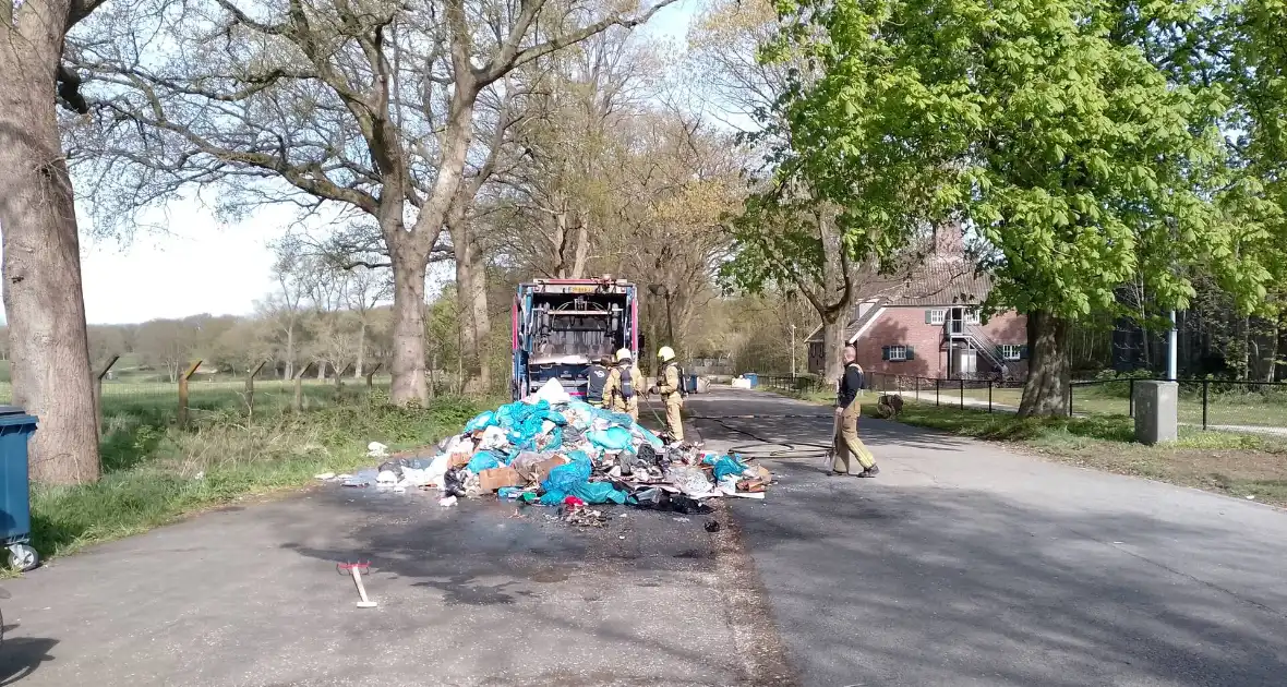 Lading in vuilniswagen vat vlam - Foto 1