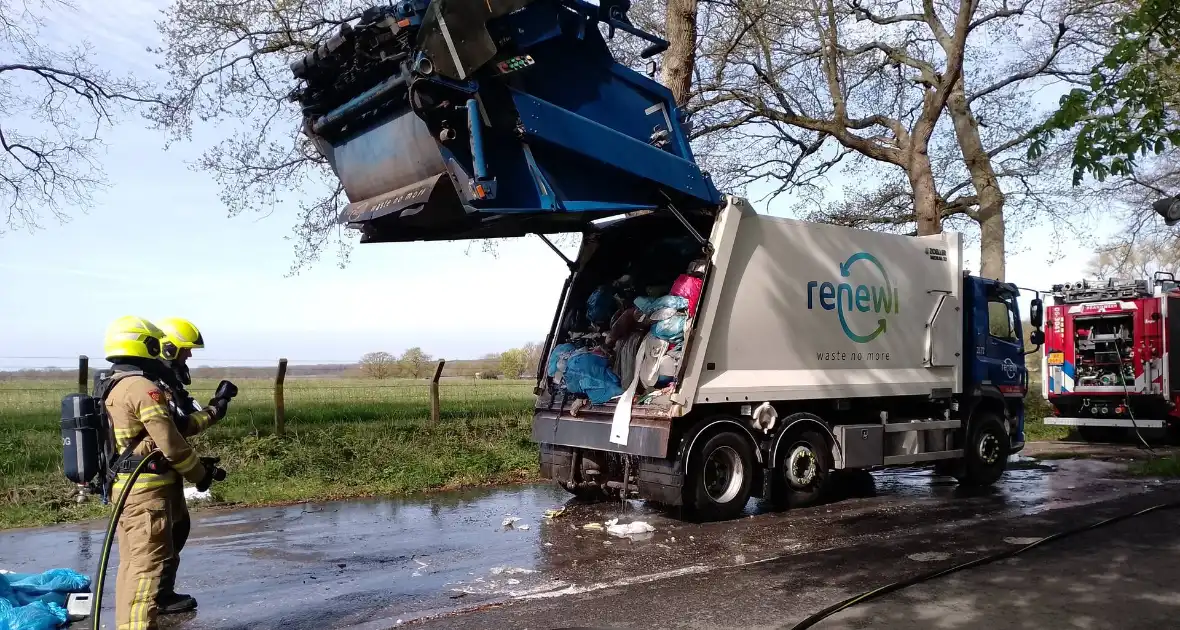 Lading in vuilniswagen vat vlam - Foto 2