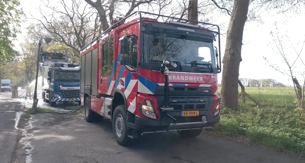 Lading in vuilniswagen vat vlam - Foto 3