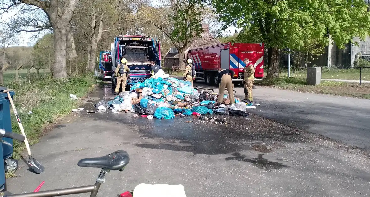 Lading in vuilniswagen vat vlam - Foto 4