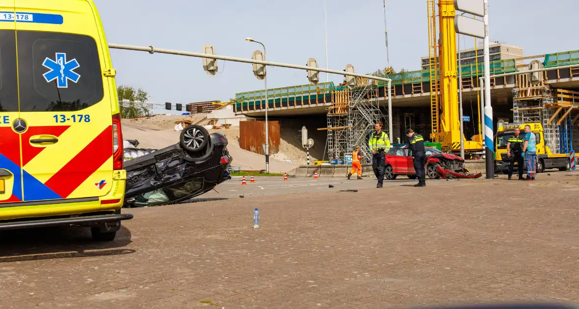 Auto over de kop bij ongeval