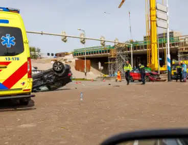 Ravage na frontale botsing: auto belandt op de kop