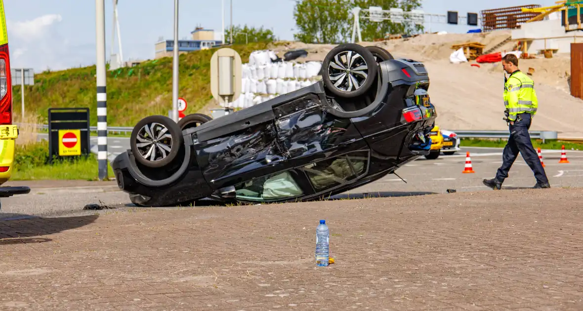 Auto over de kop bij ongeval - Foto 1