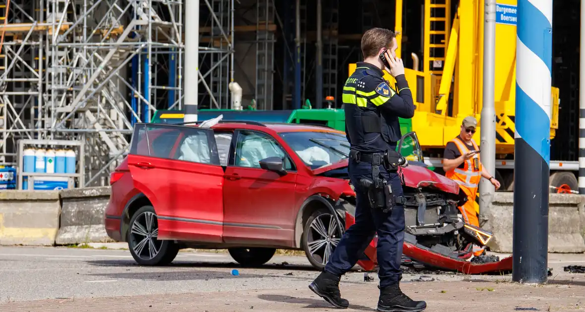 Auto over de kop bij ongeval - Foto 2