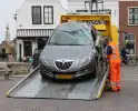 Auto op de kop op steiger na vergeten handrem