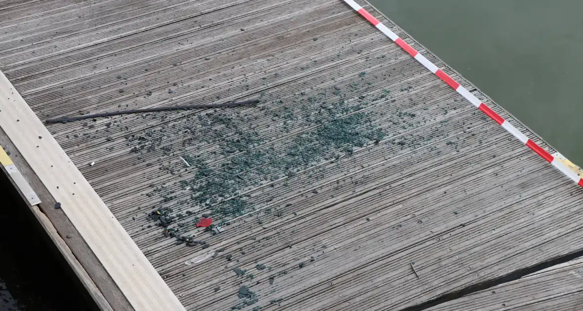 Auto op de kop op steiger na vergeten handrem - Foto 2