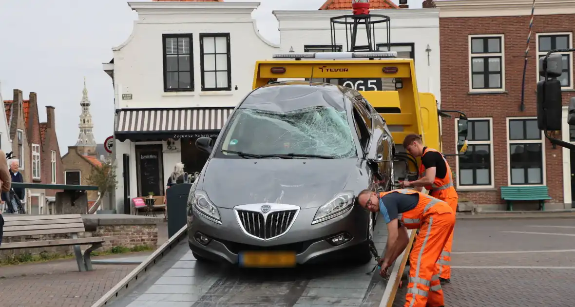 Auto op de kop op steiger na vergeten handrem - Foto 3