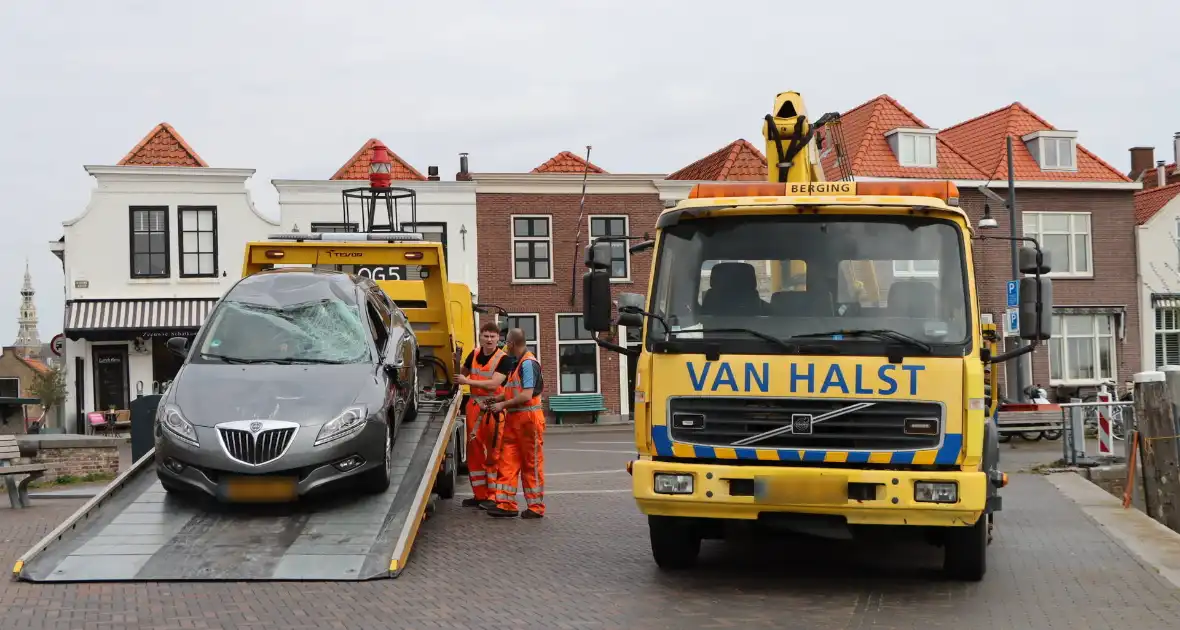 Auto op de kop op steiger na vergeten handrem - Foto 5