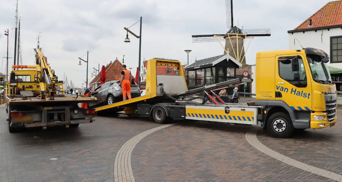 Auto op de kop op steiger na vergeten handrem - Foto 6