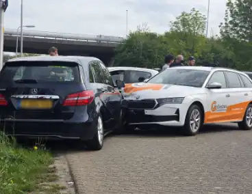 Aanrijding tussen twee auto's zonder gewonden
