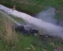 Autobanden in berm in brand gestoken