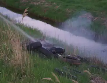 Autobanden in berm in brand gestoken