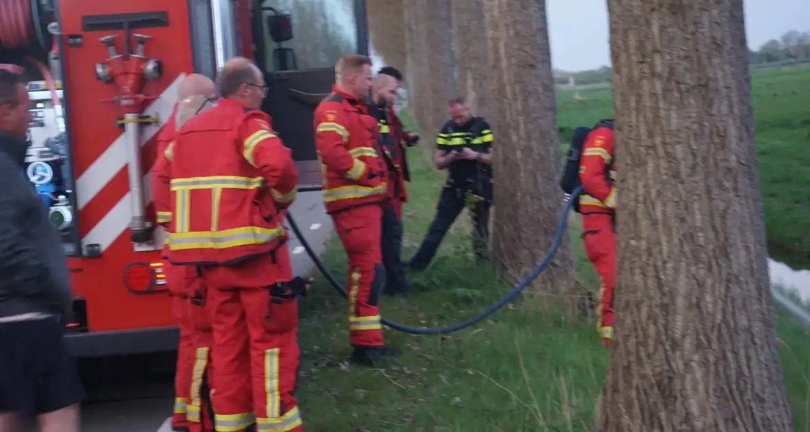 Autobanden in berm in brand gestoken - Foto 1