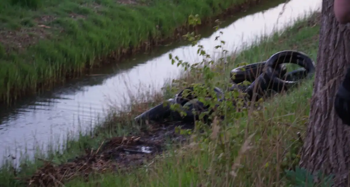 Autobanden in berm in brand gestoken - Foto 3